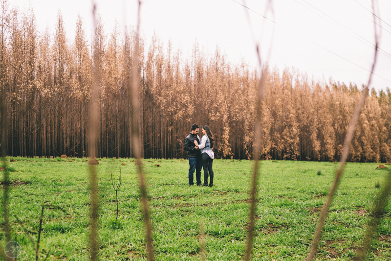 Sessão fotográfica, pré-wedding, fotos de casal, namorados, noivos, natureza, frio, life fotografia, fotografia criativa, ensaio Suzana e David, Capela da Penha, Votorantim, outono
