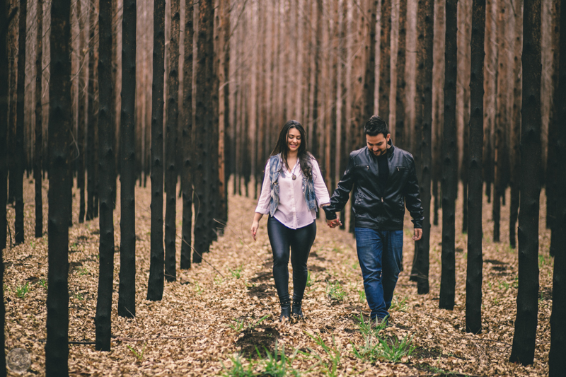 Sessão fotográfica, pré-wedding, fotos de casal, namorados, noivos, natureza, frio, life fotografia, fotografia criativa, ensaio Suzana e David, Capela da Penha, Votorantim, caminhando