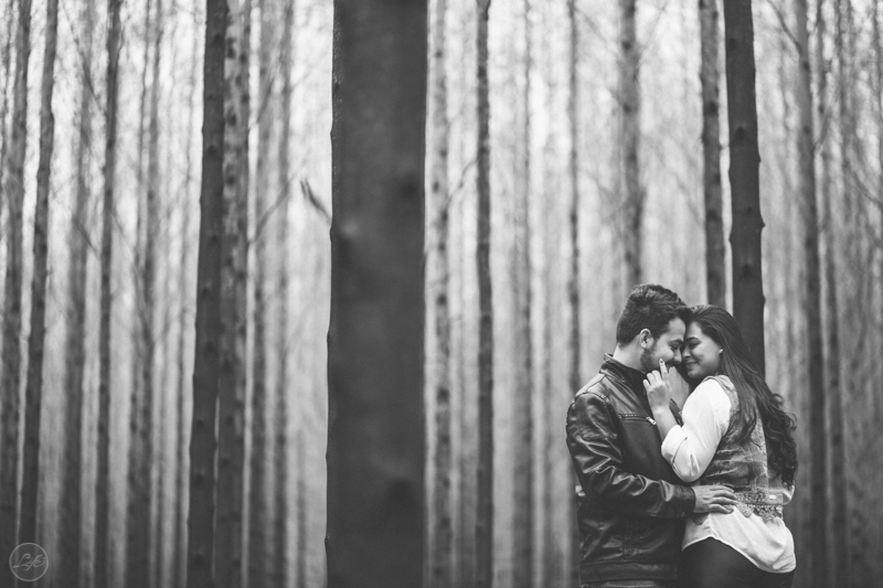 Sessão fotográfica, pré-wedding, fotos de casal, namorados, noivos, natureza, frio, life fotografia, fotografia criativa, ensaio Suzana e David, Capela da Penha, Votorantim, fotografia preto e branca