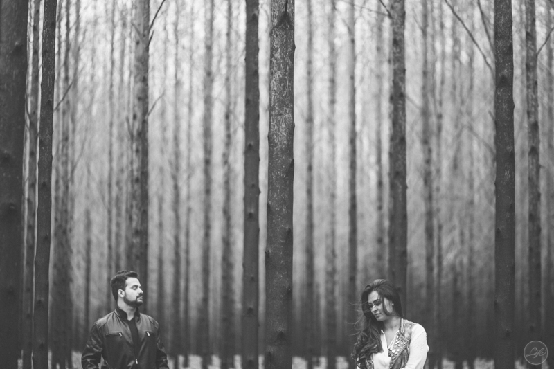 Sessão fotográfica, pré-wedding, fotos de casal, namorados, noivos, natureza, frio, life fotografia, fotografia criativa, ensaio Suzana e David, Capela da Penha, Votorantim, foto diferente de casal