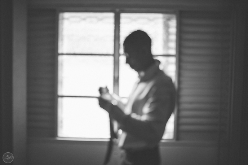 Casamento Laís e Thiago, Life Fotografia Criativa, Pessoas felizes, Case de dia, Alex Oliveira, Cyndi Omoto, Espaço Éden, noivo se arrumando