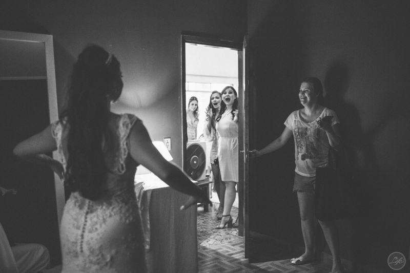 Casamento Laís e Thiago, Life Fotografia Criativa, Pessoas felizes, Case de dia, Alex Oliveira, Cyndi Omoto, Espaço Éden, madrinhas surpresas com o vestido da noiva