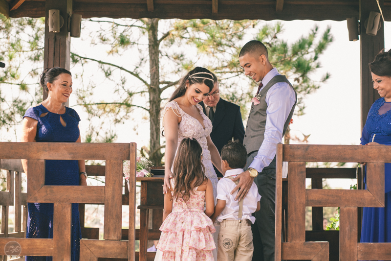 Casamento Laís e Thiago, Life Fotografia Criativa, Pessoas felizes, Case de dia, Alex Oliveira, Cyndi Omoto, Espaço Éden, entrada das alianças cerimônia