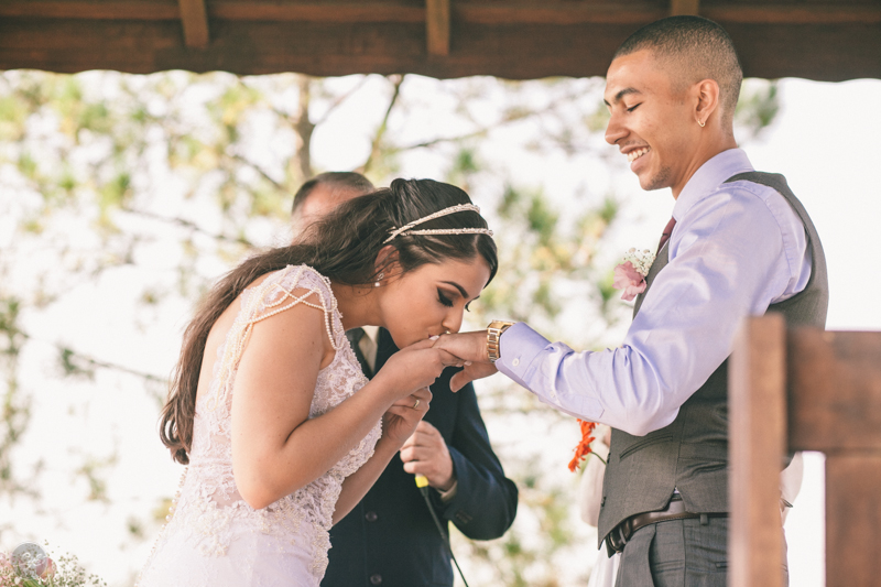 Casamento Laís e Thiago, Life Fotografia Criativa, Pessoas felizes, Case de dia, Alex Oliveira, Cyndi Omoto, Espaço Éden, beijo na aliança