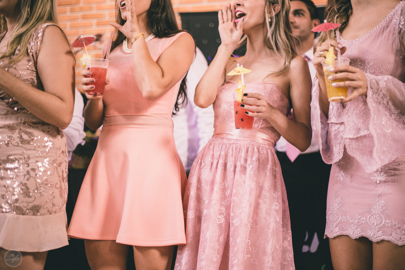 Casamento Laís e Thiago, Life Fotografia Criativa, Pessoas felizes, Case de dia, Alex Oliveira, Cyndi Omoto, Espaço Éden, madrinhas, brinde, recepção