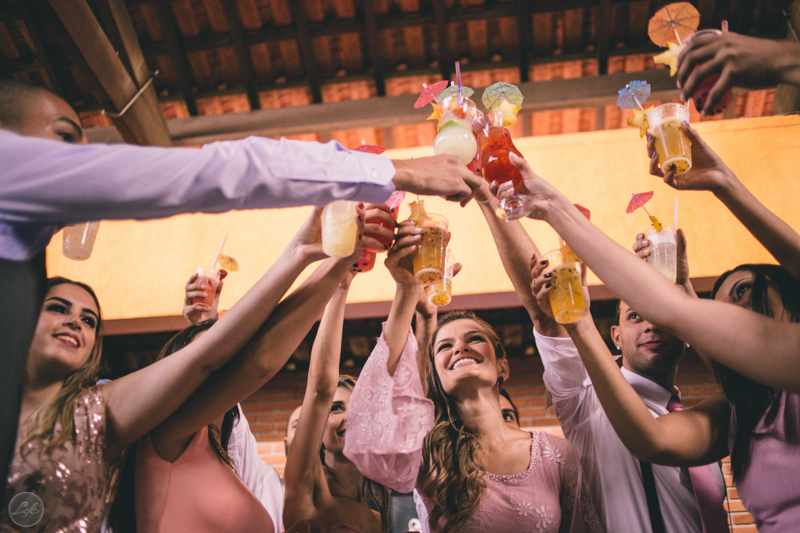 Casamento Laís e Thiago, Life Fotografia Criativa, Pessoas felizes, Case de dia, Alex Oliveira, Cyndi Omoto, Espaço Éden, brinde aos noivos