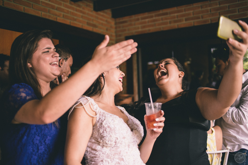 Casamento Laís e Thiago, Life Fotografia Criativa, Pessoas felizes, Case de dia, Alex Oliveira, Cyndi Omoto, Espaço Éden, noiva feliz, gargalhada