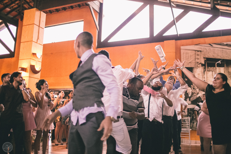 Casamento Laís e Thiago, Life Fotografia Criativa, Pessoas felizes, Case de dia, Alex Oliveira, Cyndi Omoto, Espaço Éden, noivo jogando bebida