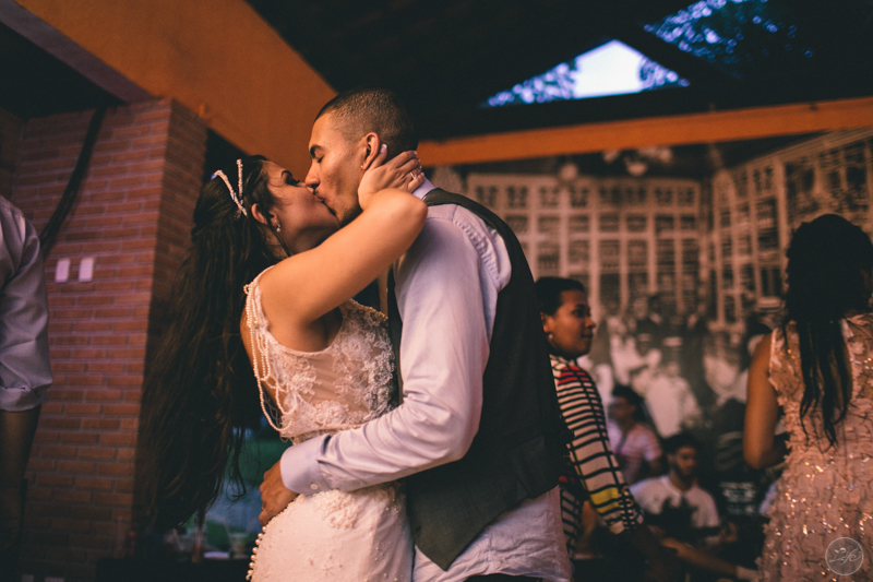 Casamento Laís e Thiago, Life Fotografia Criativa, Pessoas felizes, Case de dia, Alex Oliveira, Cyndi Omoto, Espaço Éden, beijo dos noivos, fim de casamento