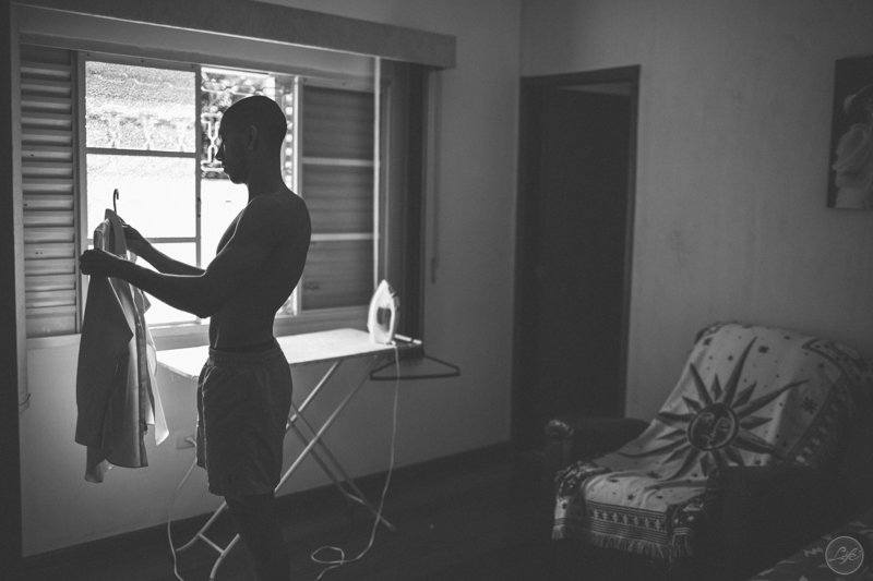 Casamento Laís e Thiago, Life Fotografia Criativa, Pessoas felizes, Case de dia, Alex Oliveira, Cyndi Omoto, Espaço Éden, Noivo passando a roupa