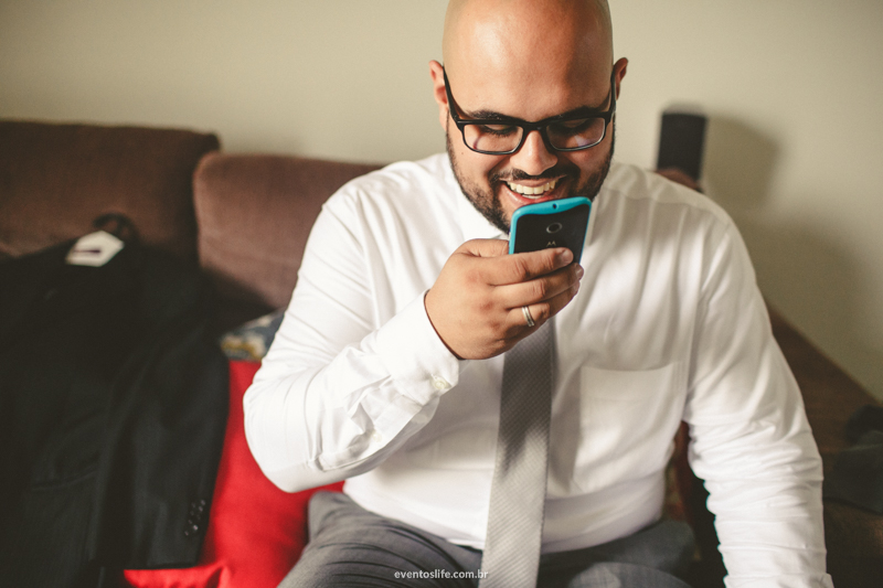 casamento kaká e victor, chacara vo toninha, sorocaba, sp, life fotografia, case de dia, bola de neve, casamento rustico, making of noivo, groom, familia, noivo no celular