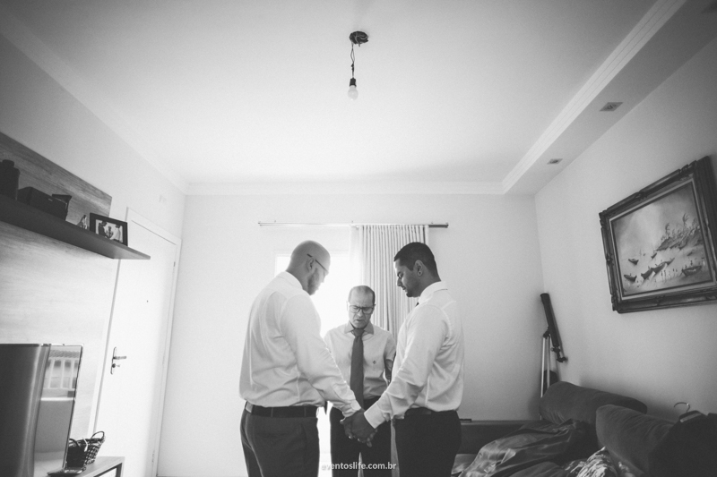 casamento kaká e victor, chacara vo toninha, sorocaba, sp, life fotografia, case de dia, bola de neve, casamento rustico, making of noivo, groom, familia, oracao