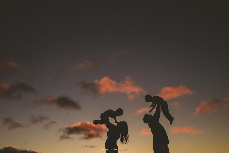 Ensaio familia, casal, filhos, crianças, fotografia criativa, espontanea, life fotografia, silhueta de familia, familia se divertindo, juntos, por do sol