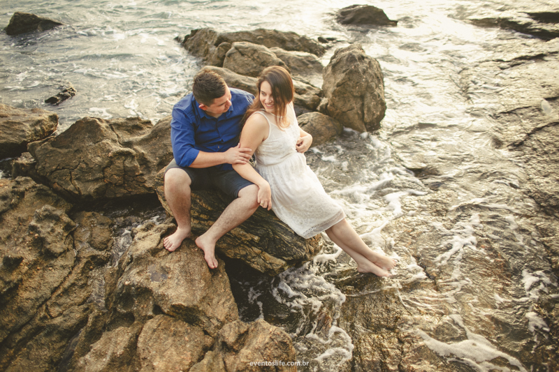 Ensaio Poly e Bruno, Life Fotografia, Praia, Guaruja, nascer do sol, fotografia de pessoas felizes, espontanea, pre casamento, pre wedding, pedras, mar, agua, noivos, bride, groom