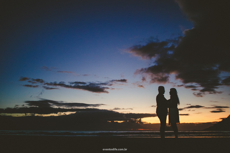 Ensaio Poly e Bruno, Life Fotografia, Praia, Guaruja, nascer do sol, fotografia de pessoas felizes, espontanea, pre casamento, pre wedding, casal, noivos, beira mar