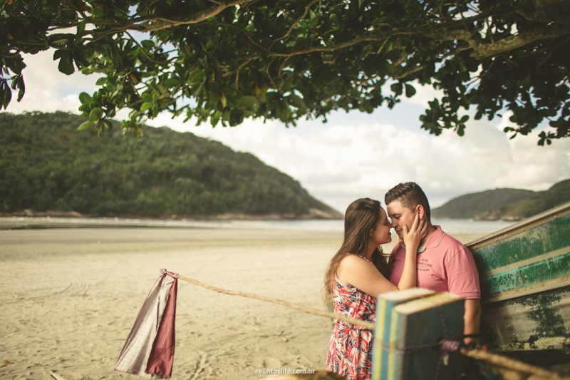 Ensaio Poly e Bruno, Life Fotografia, Praia, Guaruja, nascer do sol, fotografia de pessoas felizes, espontanea, pre casamento, pre wedding, sorocaba, beijo, carinho, noivos, namorados