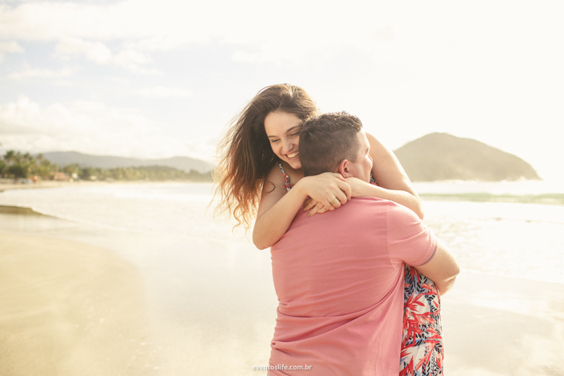 Ensaio Poly e Bruno, Life Fotografia, Praia, Guaruja, nascer do sol, fotografia de pessoas felizes, espontanea, pre casamento, pre wedding, abraço, cena de filme, romantico