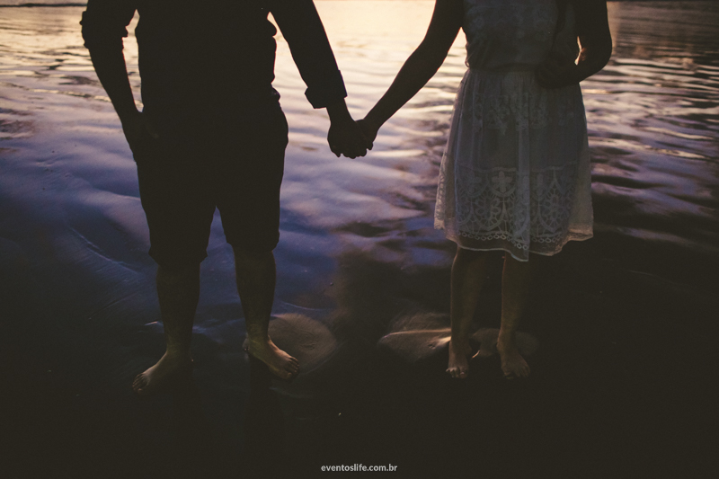 Ensaio Poly e Bruno, Life Fotografia, Praia, Guaruja, nascer do sol, fotografia de pessoas felizes, espontanea, pre casamento, pre wedding, maos dadas, casal romantico, pe na areia