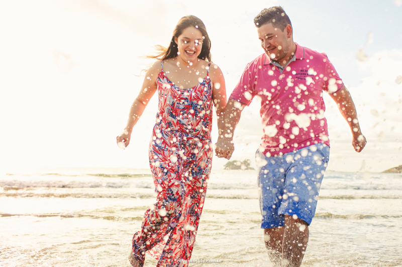 Ensaio Poly e Bruno, Life Fotografia, Praia, Guaruja, nascer do sol, fotografia de pessoas felizes, espontanea, pre casamento, pre wedding, casal correndo no mar, alegres, noivos, couple, namorados