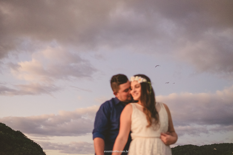 Ensaio Poly e Bruno, Life Fotografia, Praia, Guaruja, nascer do sol, fotografia de pessoas felizes, espontanea, pre casamento, pre wedding, fotografia criativa, diferente, abraço