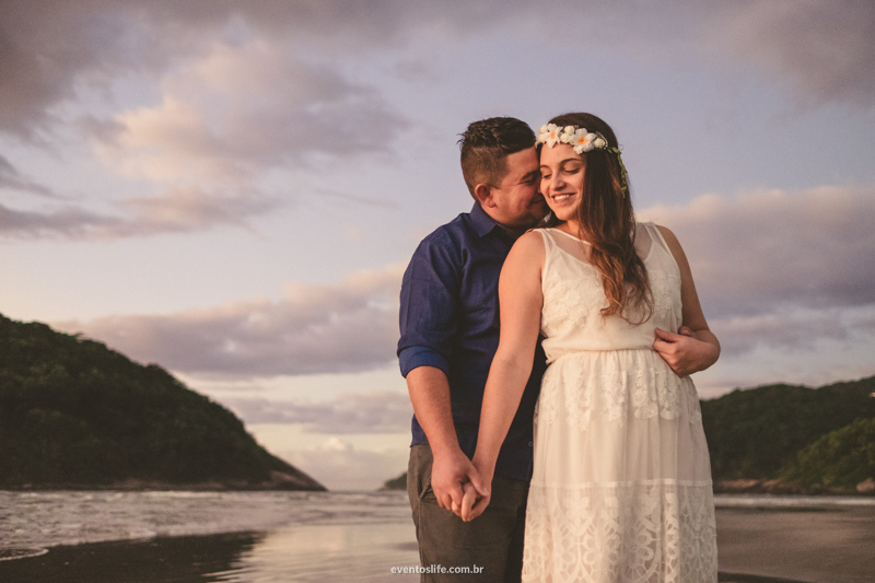 Ensaio Poly e Bruno, Life Fotografia, Praia, Guaruja, nascer do sol, fotografia de pessoas felizes, espontanea, pre casamento, pre wedding, cheiro no cangote, noivos