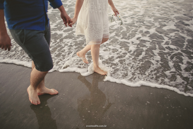 Ensaio Poly e Bruno, Life Fotografia, Praia, Guaruja, nascer do sol, fotografia de pessoas felizes, espontanea, pre casamento, pre wedding, pe na areia, mar, natureza, agua