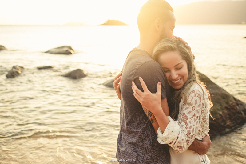 Ensaio na praia Life Fotografia Thalita e Adriano Ilha Bela Destination Photographers Beach Praia Sessao Fotografica de casal noivos fiance bride groom pre casamento wedding abraço