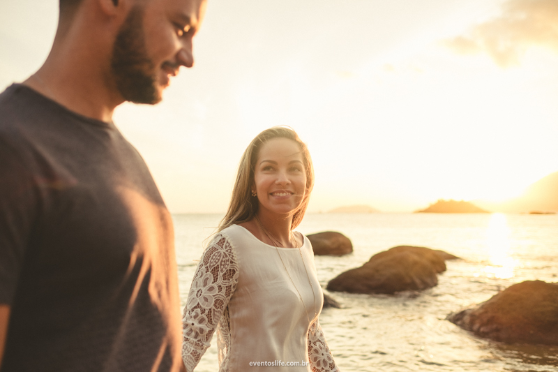 Ensaio na praia Life Fotografia Thalita e Adriano Ilha Bela Destination Photographers Beach Praia Sessao Fotografica de casal noivos fiance bride groom pre casamento wedding pe na areia