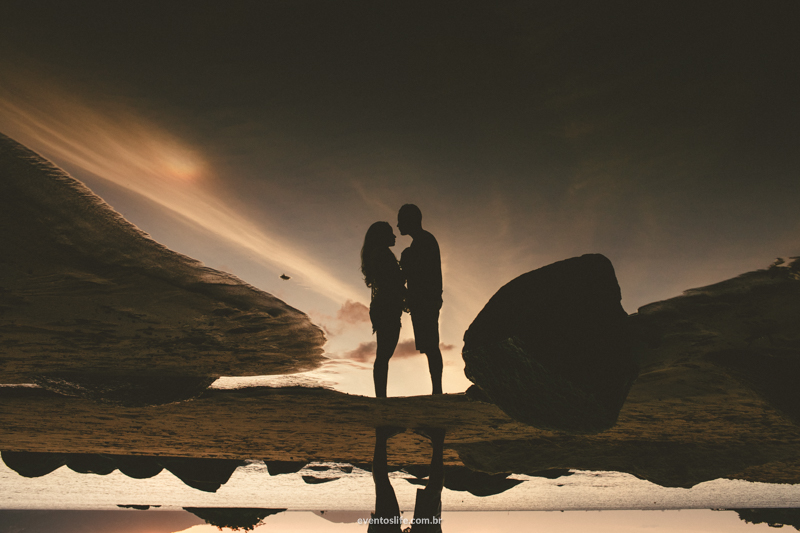 Ensaio na praia Life Fotografia Thalita e Adriano Ilha Bela Destination Photographers Beach Praia Sessao Fotografica de casal noivos fiance bride groom pre casamento wedding reflexo