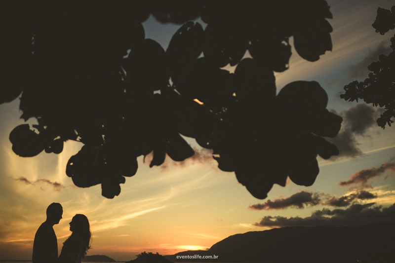 Ensaio na praia Life Fotografia Thalita e Adriano Ilha Bela Destination Photographers Beach Praia Sessao Fotografica de casal noivos fiance bride groom pre casamento wedding silhueta