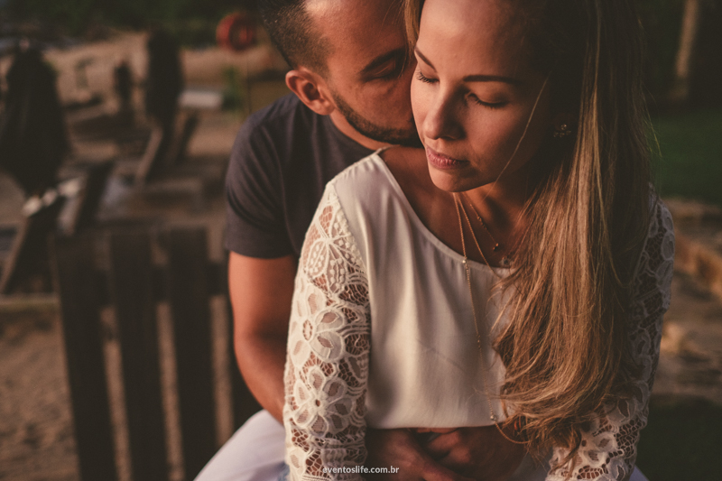 Ensaio na praia Life Fotografia Thalita e Adriano Ilha Bela Destination Photographers Beach Praia Sessao Fotografica de casal noivos fiance bride groom pre casamento wedding cheiro