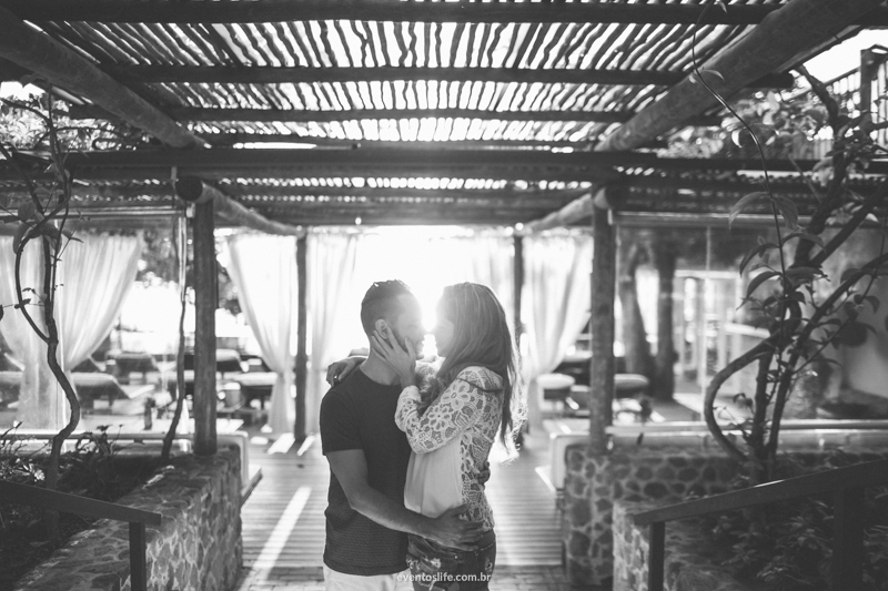 Ensaio na praia Life Fotografia Thalita e Adriano Ilha Bela Destination Photographers Beach Praia Sessao Fotografica de casal noivos fiance bride groom pre casamento wedding amor