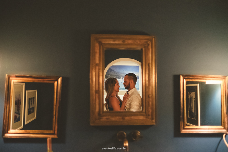 Ensaio na praia Life Fotografia Thalita e Adriano Ilha Bela Destination Photographers Beach Praia Sessao Fotografica de casal noivos fiance bride groom pre casamento wedding fotografia criativa