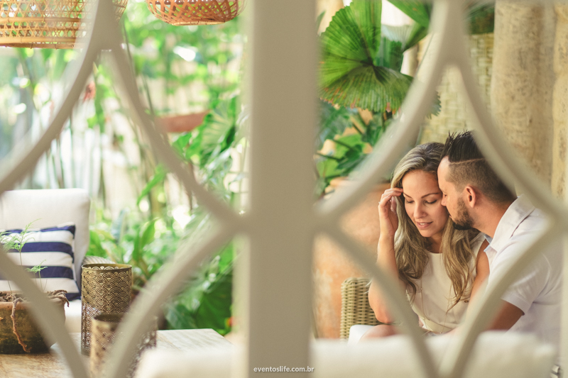 Ensaio na praia Life Fotografia Thalita e Adriano Ilha Bela Destination Photographers Beach Sessao Fotografica de casal noivos fiance bride groom pre casamento wedding fotografia de pessoas felizes