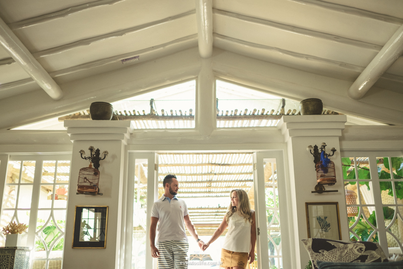 Ensaio na praia Life Fotografia Thalita e Adriano Ilha Bela Destination Photographers Beach Praia Sessao Fotografica de casal noivos fiance bride groom pre casamento wedding TW Guaimbe