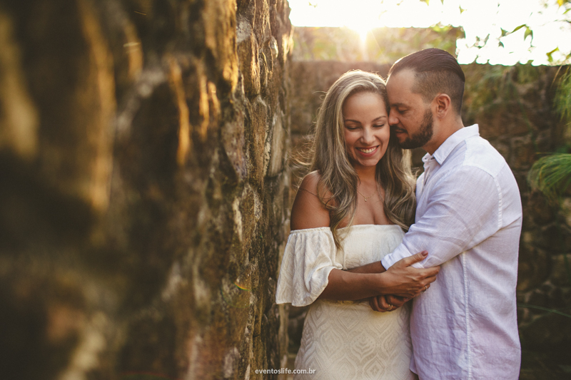 Ensaio na praia Life Fotografia Thalita e Adriano Ilha Bela Destination Photographers Beach Praia Sessao Fotografica de casal noivos fiance bride groom pre casamento wedding