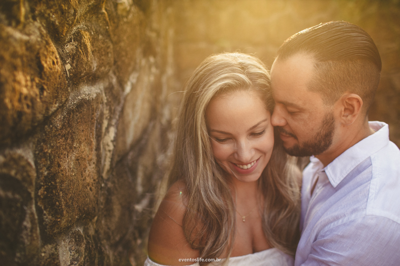 Ensaio na praia Life Fotografia Thalita e Adriano Ilha Bela Destination Photographers Beach Praia Sessao Fotografica de casal noivos fiance bride groom pre casamento wedding luz linda