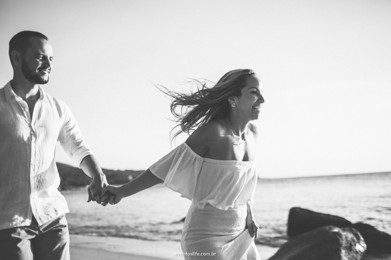 Ensaio na praia Life Fotografia Thalita e Adriano Ilha Bela Destination Photographers Beach Praia Sessao Fotografica de casal noivos fiance bride groom pre casamento wedding casal correndo