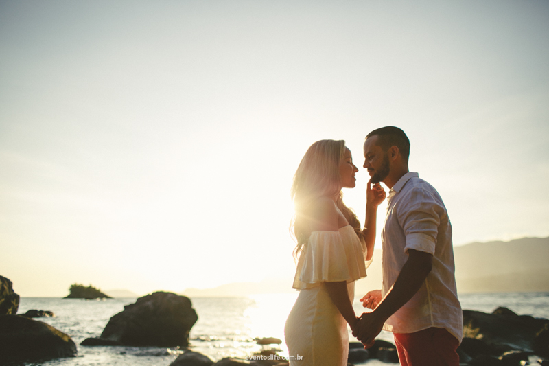 Ensaio na praia Life Fotografia Thalita e Adriano Ilha Bela Destination Photographers Beach Praia Sessao Fotografica de casal noivos fiance bride groom pre casamento wedding por do sol