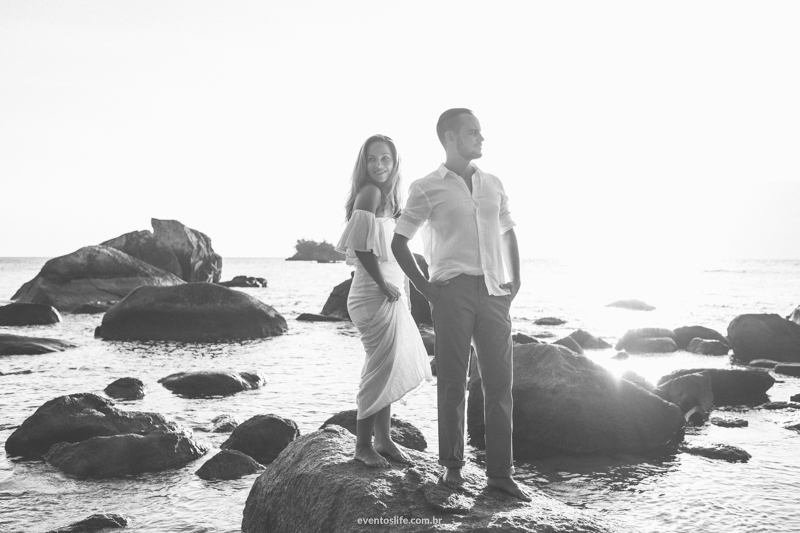 Ensaio na praia Life Fotografia Thalita e Adriano Ilha Bela Destination Photographers Beach Praia Sessao Fotografica de casal noivos fiance bride groom pre casamento wedding paisagem incrivel