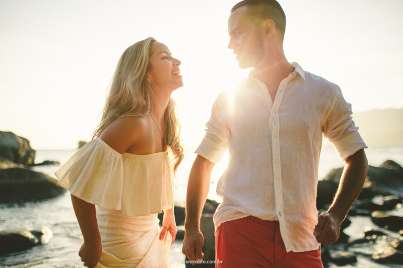Ensaio na praia Life Fotografia Thalita e Adriano Ilha Bela Destination Photographers Beach Praia Sessao Fotografica de casal noivos fiance bride groom pre casamento wedding espontanea