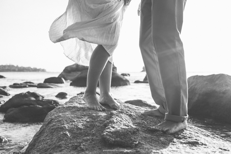 Ensaio na praia Life Fotografia Thalita e Adriano Ilha Bela Destination Photographers Beach Praia Sessao Fotografica de casal noivos fiance bride groom pre casamento wedding movimento do vestido