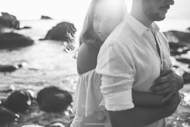 Ensaio na praia Life Fotografia Thalita e Adriano Ilha Bela Destination Photographers Beach Praia Sessao Fotografica de casal noivos fiance bride groom pre casamento wedding pe na areia abraço