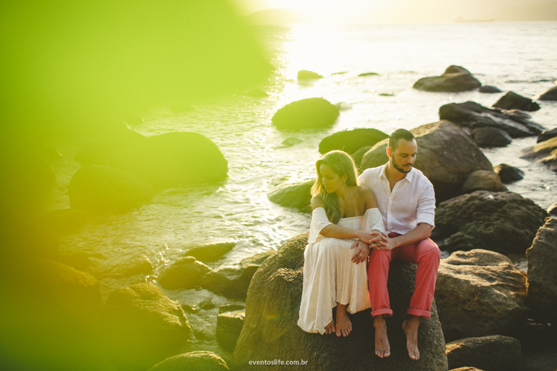Ensaio na praia Life Fotografia Thalita e Adriano Ilha Bela Destination Photographers Beach Praia Sessao Fotografica de casal noivos fiance bride groom pre casamento wedding sunset