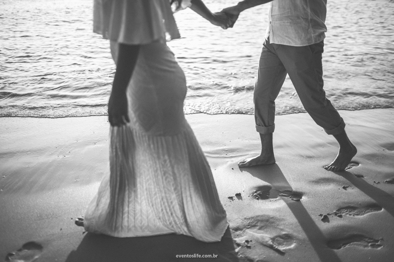 Ensaio na praia Life Fotografia Thalita e Adriano Ilha Bela Destination Photographers Beach Praia Sessao Fotografica de casal noivos fiance bride groom pre casamento wedding pe na areia maos dadas