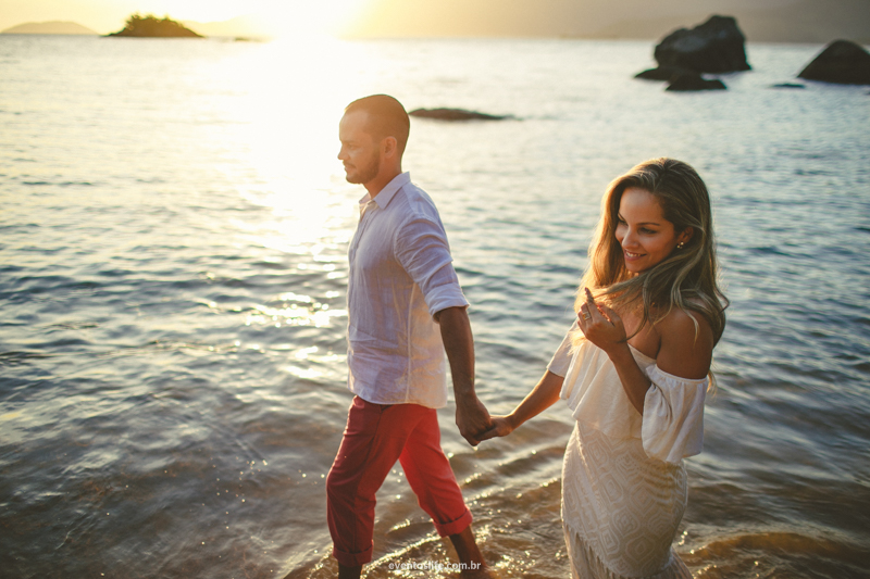 Ensaio na praia Life Fotografia Thalita e Adriano Ilha Bela Destination Photographers Beach Praia Sessao Fotografica de casal noivos fiance bride groom pre casamento wedding caminhando na areia