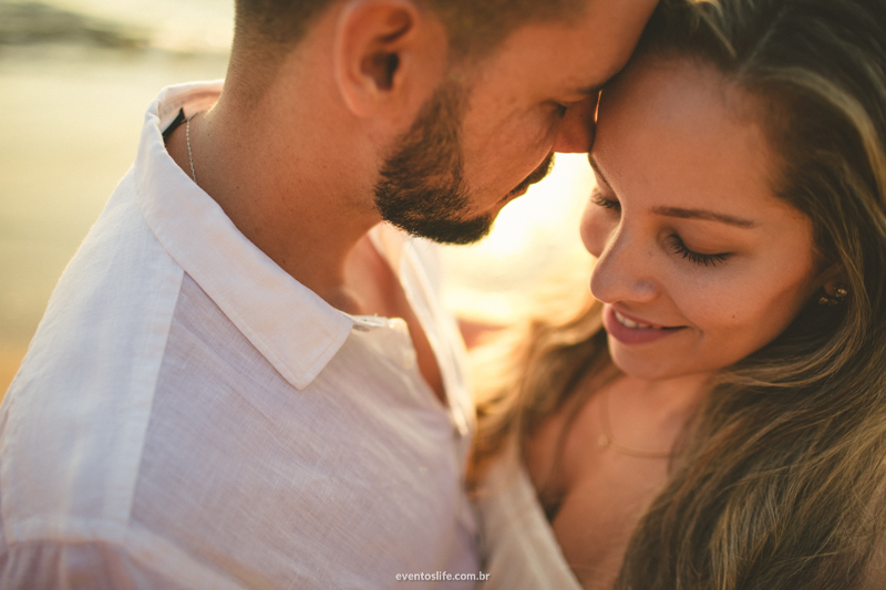 Ensaio na praia Life Fotografia Thalita e Adriano Ilha Bela Destination Photographers Beach Praia Sessao Fotografica de casal noivos fiance bride groom pre casamento wedding juntinho