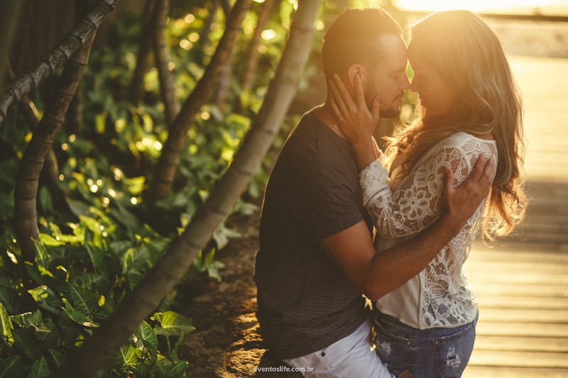 Ensaio na praia Life Fotografia Thalita e Adriano Ilha Bela Destination Photographers Beach Praia Sessao Fotografica de casal noivos fiance bride groom pre casamento wedding carinho