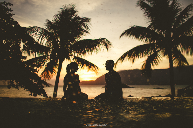 Ensaio na praia Life Fotografia Ilha Bela Destination Photographers Beach Praia Sessao Fotografica de casal noivos fiance bride groom pre casamento wedding fotografia criativa tw guiambe