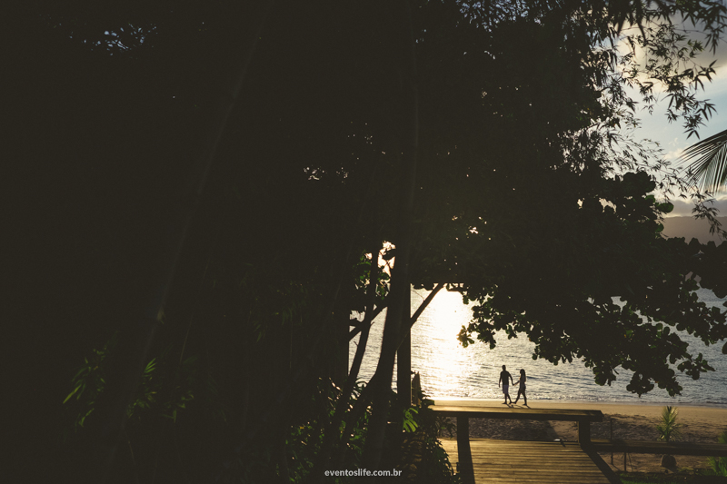 Ensaio na praia Life Fotografia Thalita e Adriano Ilha Bela Destination Photographers Beach Praia Sessao Fotografica de casal noivos fiance bride groom pre casamento wedding minimalismo